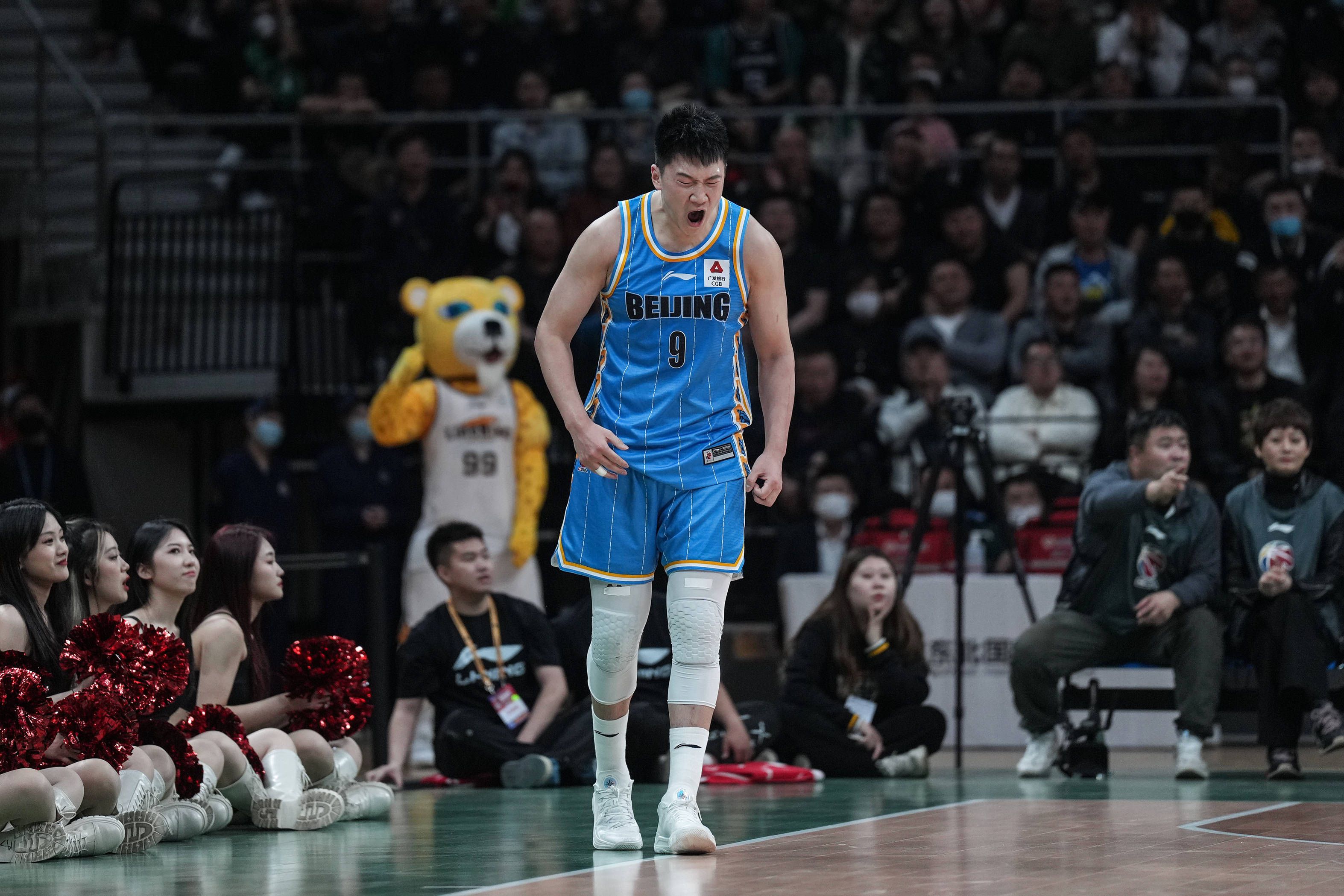 “狼神爷”的传说在承平镇四里 八乡一带传播甚广，听说在他出生避世那一天，双亲不幸被狼群咬死，他被母 狼叼往扶养长年夜，最后被猎人射杀 而死，以后冤魂捣蛋